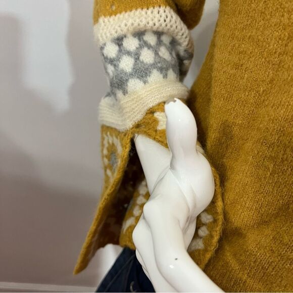 En Creme Gold Turtleneck Crochet Sleeves Sweater -- M/L - Picture 12 of 15